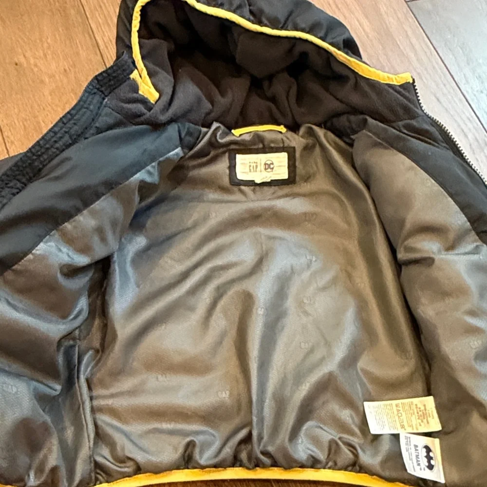 Baby Gap Black and Yellow Hooded Batman Puffer Jacket Size 3 C17-011